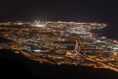 Hava gece sahne Adeje Köyü ve las Americas turistik tatil köyü, Tenerife, Kanarya Adaları, İspanya.