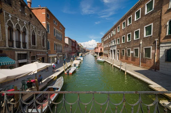 Муранського (Італія)-27 серпня 2013: Турист знаменитий острів Мурано, у Венеції, Італія. — стокове фото