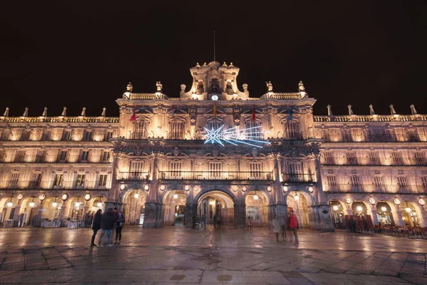 Salamanca berömda landmärken såsom Plaza mayor, stora torget på natten i Salamanca, Spanien. — Stockfoto