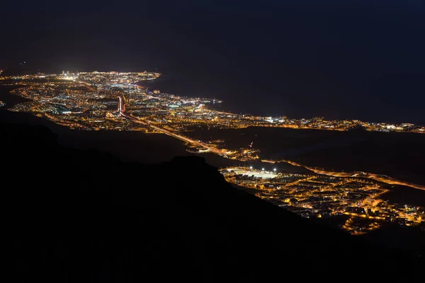 Scène nocturne aérienne du village d'Adeje et de la station touristique las Americas, Tenerife, Îles Canaries, Espagne . — Photo