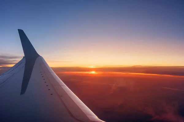 Ala de avión durante una puesta de sol vibrante — Foto de Stock