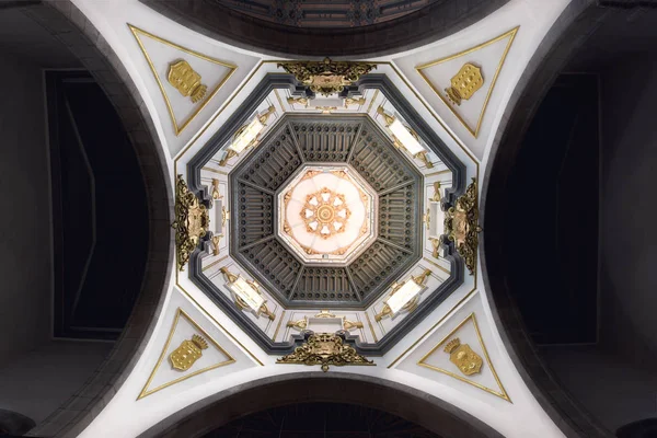 Candelaria, España - 24 de marzo de 2018: vista interior de la cúpula de la basílica de la Candelaria y santuario de la Virgen Negra, patrona de Canarias, España — Foto de Stock