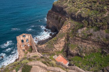Kuzey Tenerife kıyı şeridi ada ve Harabeleri la Gordejuela terk.