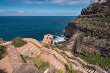Kuzey Tenerife kıyı şeridi ada ve Harabeleri la Gordejuela terk.