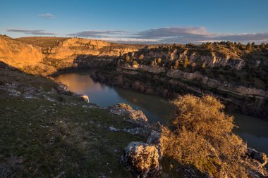 Hoces del Duraton Kanyon doğal parkı sırasında altın saat Segovia, İspanya.