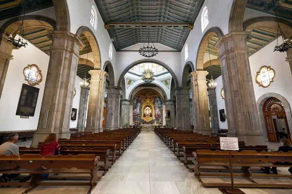 Candelaria, Spanien - 24. März 2018: Innenansicht der Basilika de la Candelaria und des Schreins der schwarzen Madonna, Schutzpatronin der Kanarischen Inseln, Spanien — Stockfoto