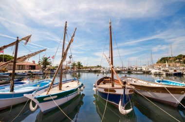 Küçük eğlence teknelerle Akdeniz, Sanary sur Mer, Fransa.