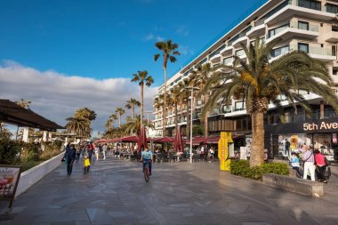 Puerto de la Cruz, İspanya - Mart, 24, 2018: turistik Puerto de la Cruz, Tenerife, İspanya ünlü köy ticari sokakta.
