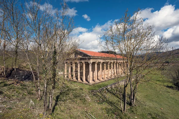 Iglesia neoclásica de San Jorge en Cantabria, España . — Foto de Stock