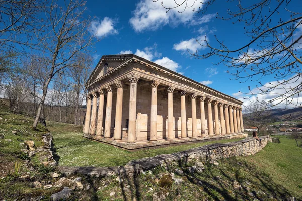 Chiesa neoclassica di San Giorgio in Cantabria, Spagna . — Foto Stock