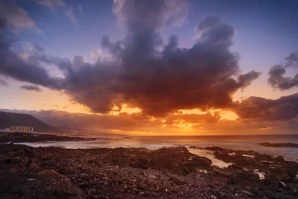 Pôr do sol em Punta del Hidalgo, litoral norte de Tenerife, ilhas Canárias, Espanha . — Fotografia de Stock