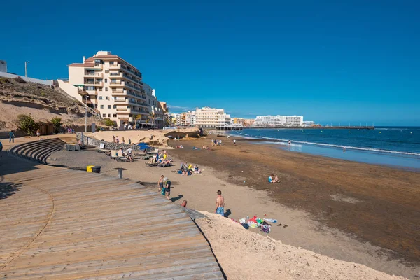 El Médano, Spanien - 11 April 2018: Turist avkopplande i El medano beach, Teneriffa, Kanarieöarna, Spanien. — Stockfoto