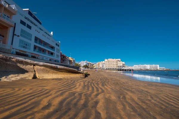 El Médano, Spanien - 11 April 2018: Turist avkopplande i El medano beach, Teneriffa, Kanarieöarna, Spanien. — Stockfoto