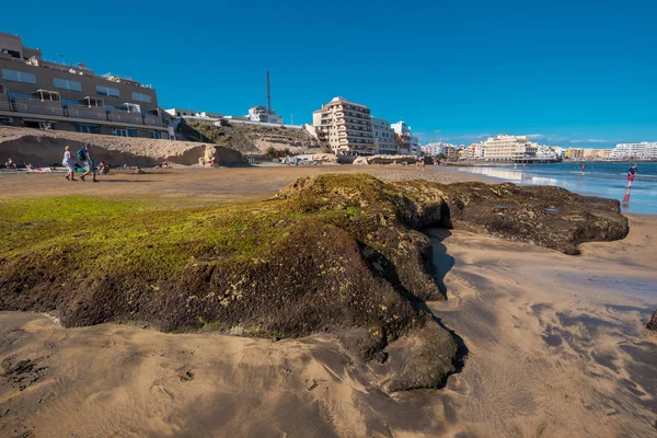El Médano, Spanien - 11 April 2018: Turist avkopplande i El medano beach, Teneriffa, Kanarieöarna, Spanien. — Stockfoto