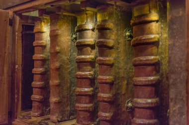 San Millan de la Cogolla, İspanya - 4 Ocak 2014: San Millan de Yuso Manastırı içinde Ortaçağ bookshelf. San Millan de Yuso Manastırı bir Unesco Dünya Mirası olduğunu.