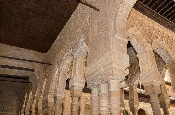 Famoso interior Alhambra, Granada, Espanha . — Fotografia de Stock