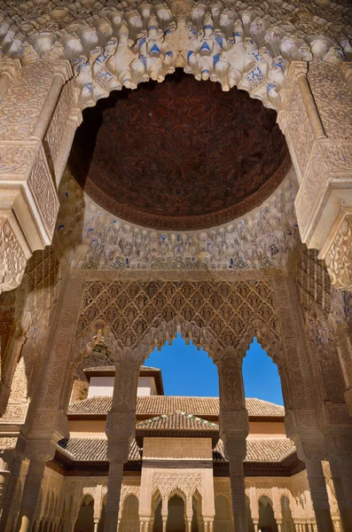 Famoso interior Alhambra, Granada, Espanha . — Fotografia de Stock
