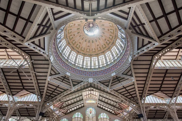 Valencia, España - 26 de julio de 2017: Interior del famoso mercado central en Valencia, España . —  Fotos de Stock