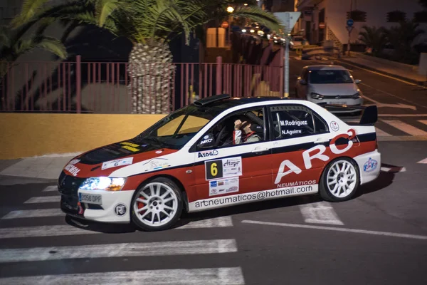 Tenerife, Španělsko - 9 dubna 2018: Mitsubishi Evo v noci rally show v Tenerife, Kanárské ostrovy, Španělsko. — Stock fotografie