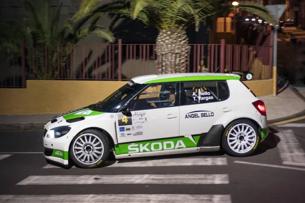 Тенерифе, Испания - 9 апреля 2018 года: Skoda Fabia wrc на ночном ралли в Тенерифе, Канарские острова, Испания . — стоковое фото