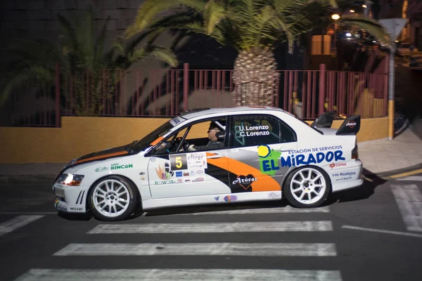 Tenerife, Espagne - 9 avril 2018 : Mitsubishi Evo en spectacle nocturne de rallye à Tenerife, îles Canaries, Espagne . — Photo