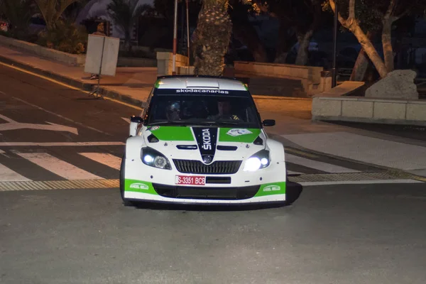 Tenerife, Španělsko - 9 dubna 2018: Škoda Fabia wrc v noci rally — Stock fotografie