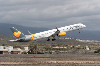Tenerife, İspanya - 29 Nisan 2018: Thomas Cook Condor Boeing 757-300 alarak form Tenerife south Havalimanı, Kanarya Adaları, İspanya.