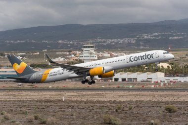 Tenerife, İspanya - 29 Nisan 2018: Thomas Cook Condor Boeing 757-300 alarak form Tenerife south Havalimanı, Kanarya Adaları, İspanya.