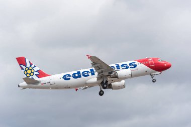 Tenerife, İspanya - 29 Nisan 2018: Tenerife south Havalimanı'ndan, Kanarya Adaları, İspanya kalktıktan Edelweiss Airbus A320.