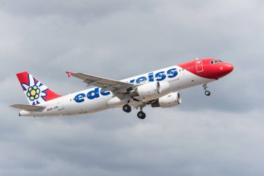 Tenerife, İspanya - 29 Nisan 2018: Tenerife south Havalimanı'ndan, Kanarya Adaları, İspanya kalktıktan Edelweiss Airbus A320.