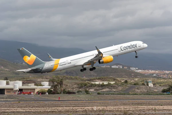Tenerife, España - 29 de abril de 2018: Thomas Cook Condor Boeing 757 - 300 despegue desde el aeropuerto de Tenerife sur, Islas Canarias, España . —  Fotos de Stock