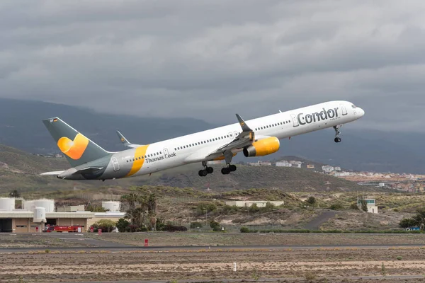 Teneryfa, Hiszpania - 29 kwietnia 2018: Thomas Cook Condor Boeing 757-300 zdejmowanie formularza Teneryfa Lotnisko Południe, Wyspy Kanaryjskie, Hiszpania. — Zdjęcie stockowe