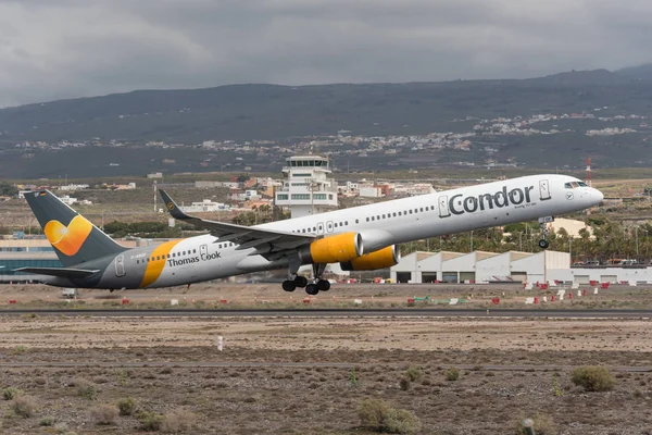 Teneryfa, Hiszpania - 29 kwietnia 2018: Thomas Cook Condor Boeing 757-300 zdejmowanie formularza Teneryfa Lotnisko Południe, Wyspy Kanaryjskie, Hiszpania. — Zdjęcie stockowe