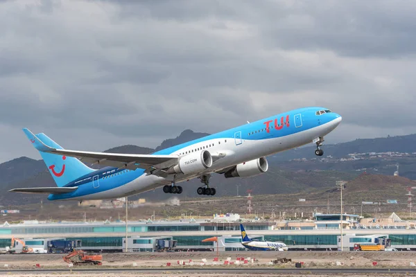 Teneryfa, Hiszpania - 29 kwietnia 2018: Tui Boeing 767-300, zdejmując z south Lotnisko Tenerife, Wyspy Kanaryjskie, Hiszpania. — Zdjęcie stockowe