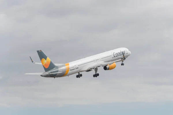 Tenerife, España - 29 de abril de 2018: Thomas Cook Condor Boeing 757 - 300 despegue desde el aeropuerto de Tenerife sur, Islas Canarias, España . —  Fotos de Stock