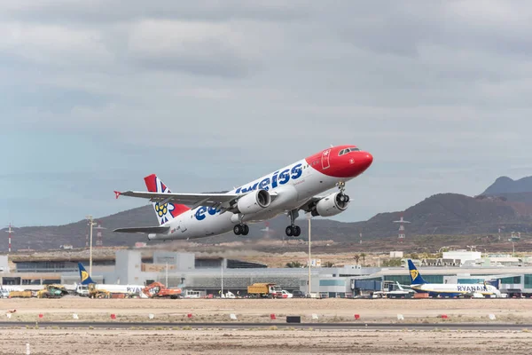 Teneryfa, Hiszpania - 29 kwietnia 2018: Edelweiss Airbus A320 Rozdziewając od south Lotnisko Tenerife, Wyspy Kanaryjskie, Hiszpania. — Zdjęcie stockowe