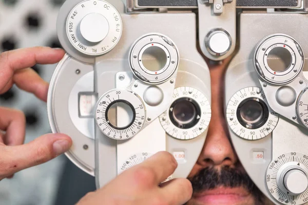 Ögonläkare undersökning. Ögonen återhämtar sig. Koncept för stigmatisering. Oftalmologisk diagnostisk anordning. — Stockfoto