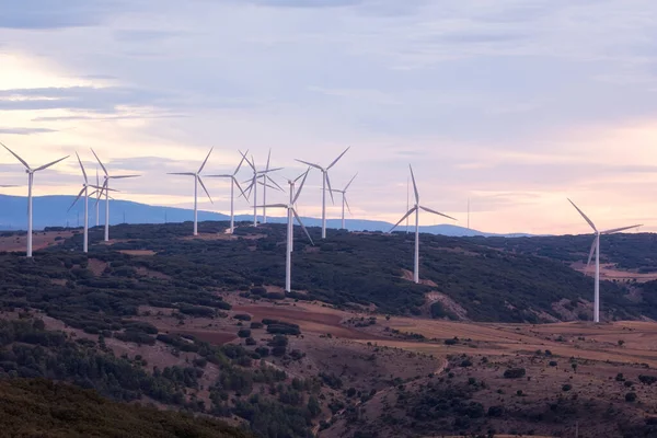 Molino de viento para producción de energía eléctrica. Paisaje con Electricidad Energética Verde Turbina . — Foto de Stock