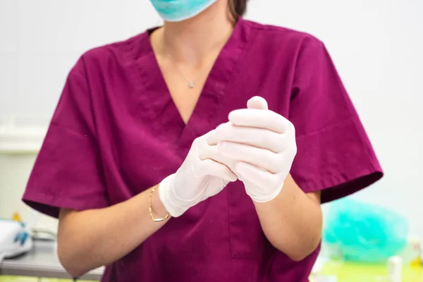 Unrecognizable female Veterinarian, putting on the gloves . — 스톡 사진