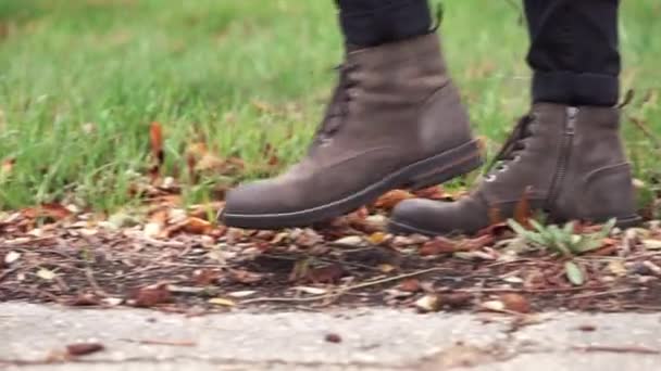 Närbild Man med trendiga läderstövlar Walking In The Autumn Park. — Stockvideo