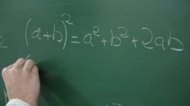 El ele tutuşmak ve tahtaya Matematiksel Formül veya Denklem yazmak.