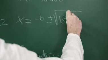 El ele tutuşmak ve tahtaya Matematiksel Formül veya Denklem yazmak.