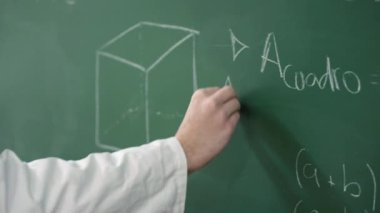 El ele tutuşmak ve tahtaya Matematiksel Formül veya Denklem yazmak.