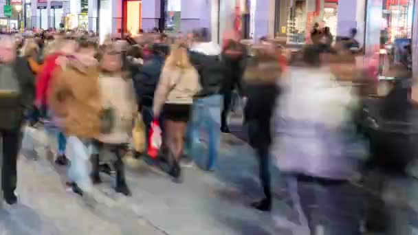 Madrid, Španělsko - 23. listopadu 2019: Časová prodleva davu lidí. Rušné procházky po ulici Gran Via na vánoční nákupy v Madridu, Španělsko. — Stock video