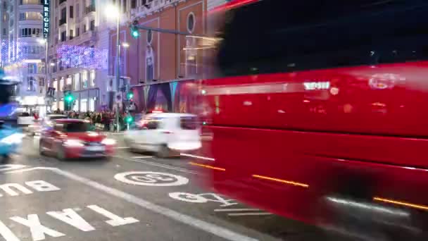 Madrid, Spanien - 23 november 2019: Tidsbegränsad utsikt över gatan Gran Via när trafiken passerar i centrala Madrid, Spanien. — Stockvideo
