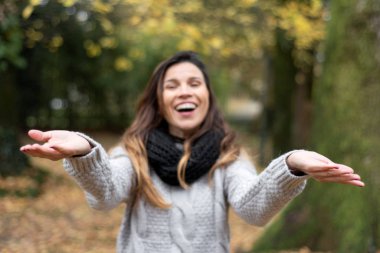 Sonbahar parkında Doğanın tadını çıkaran genç kadın..