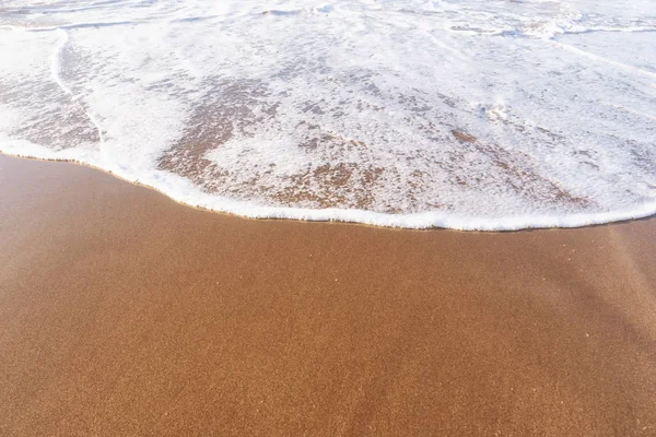 Μαλακό κύμα στη αμμώδη παραλία. Καλοκαίρι, διακοπές και ταξιδιωτική ιδέα. Επιλεκτική εστίαση, με χώρο αντιγραφής. — Φωτογραφία Αρχείου