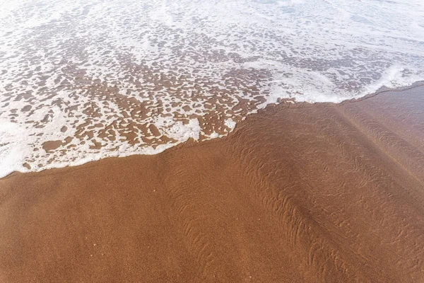 Ola de mar suave en Sandy Beach. Verano y vacaciones y concepto de viaje. Enfoque selectivo, con espacio de copia . —  Fotos de Stock