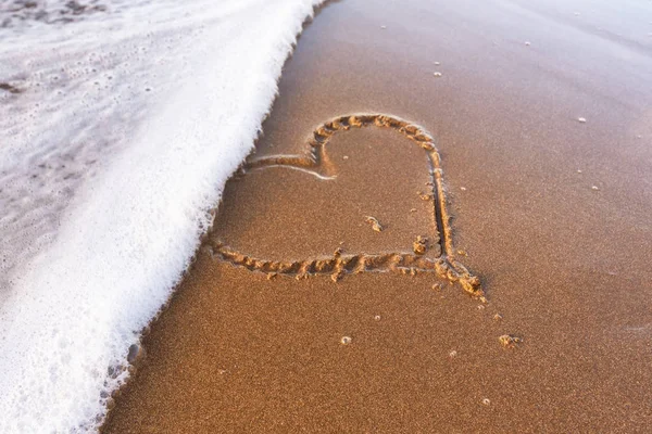 Coração desenhado na areia da praia, suave onda do mar. Conceito de amor . — Fotografia de Stock