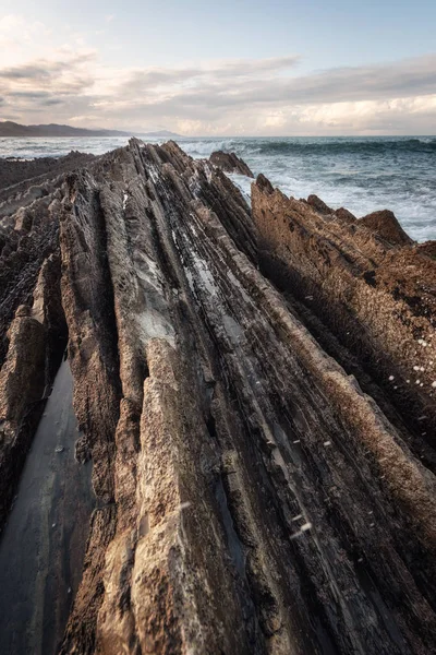 Coast landscape of famous Flysch in Zumaia, Basque country, Spain. Famous geological formations landmark. — Stock Photo, Image